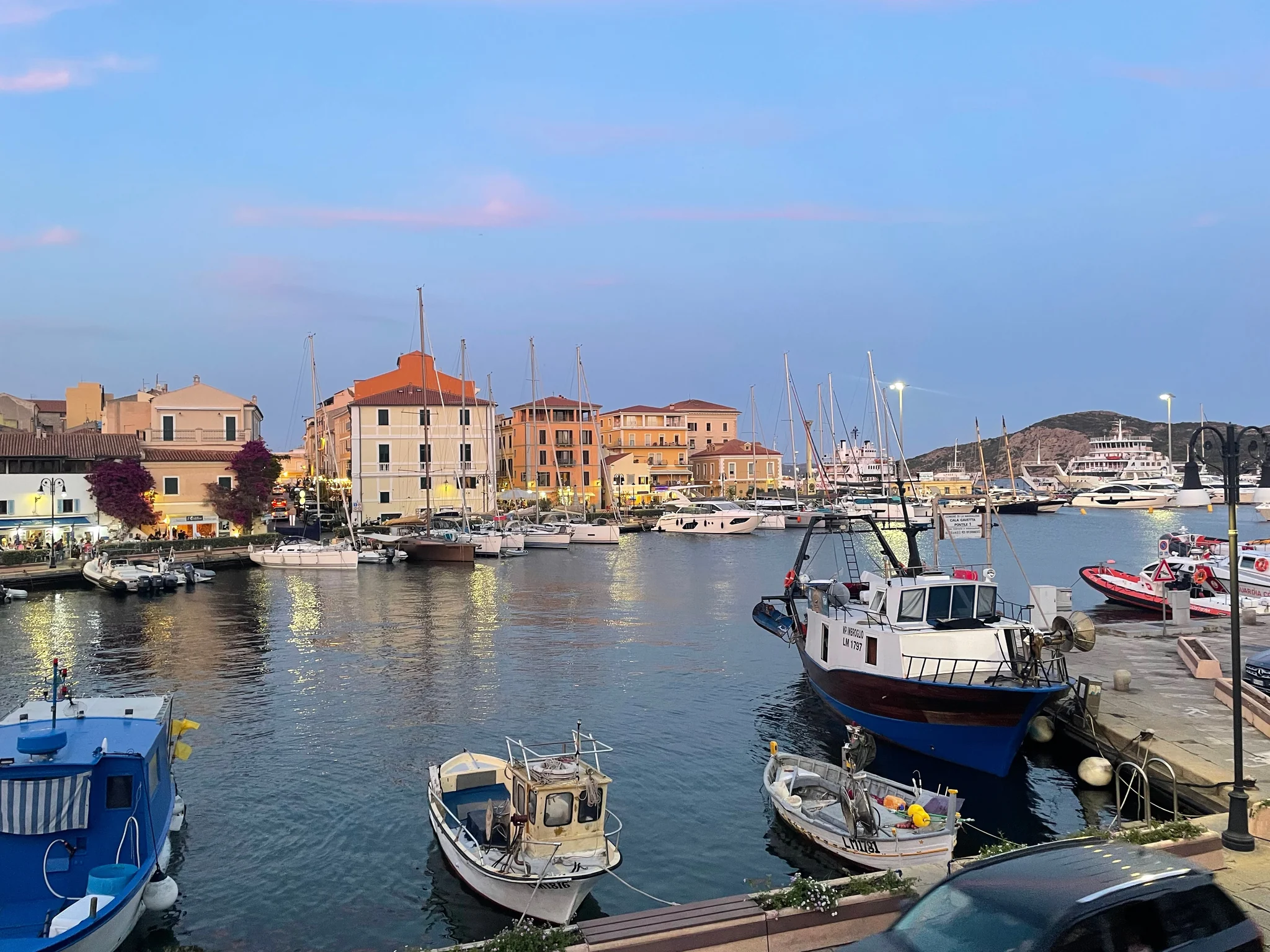 Une escale dans un port méditerranéen à l’heure bleue