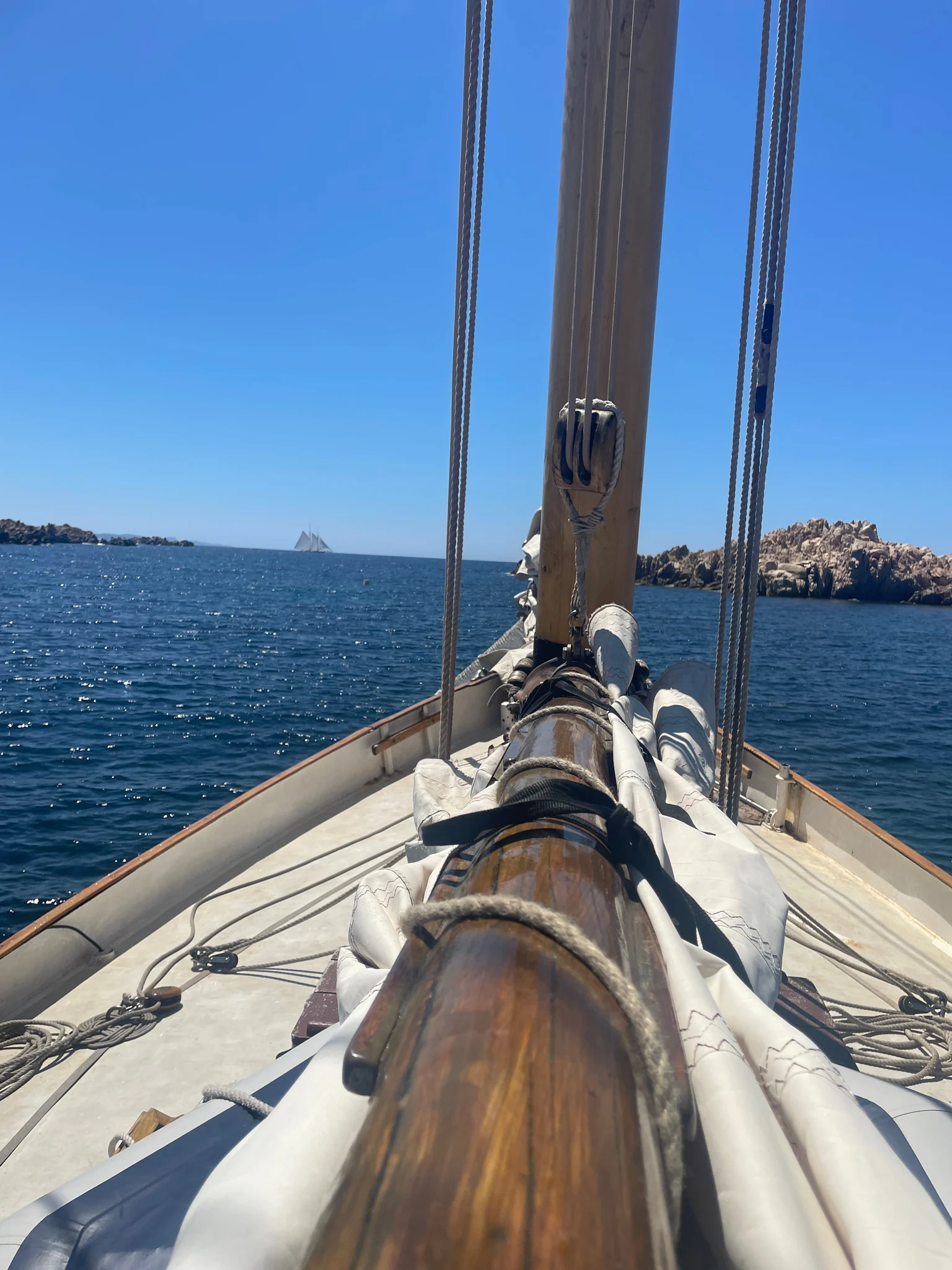 Le bois du gréement, les cordages et le pont de Grande Zot face à la mer