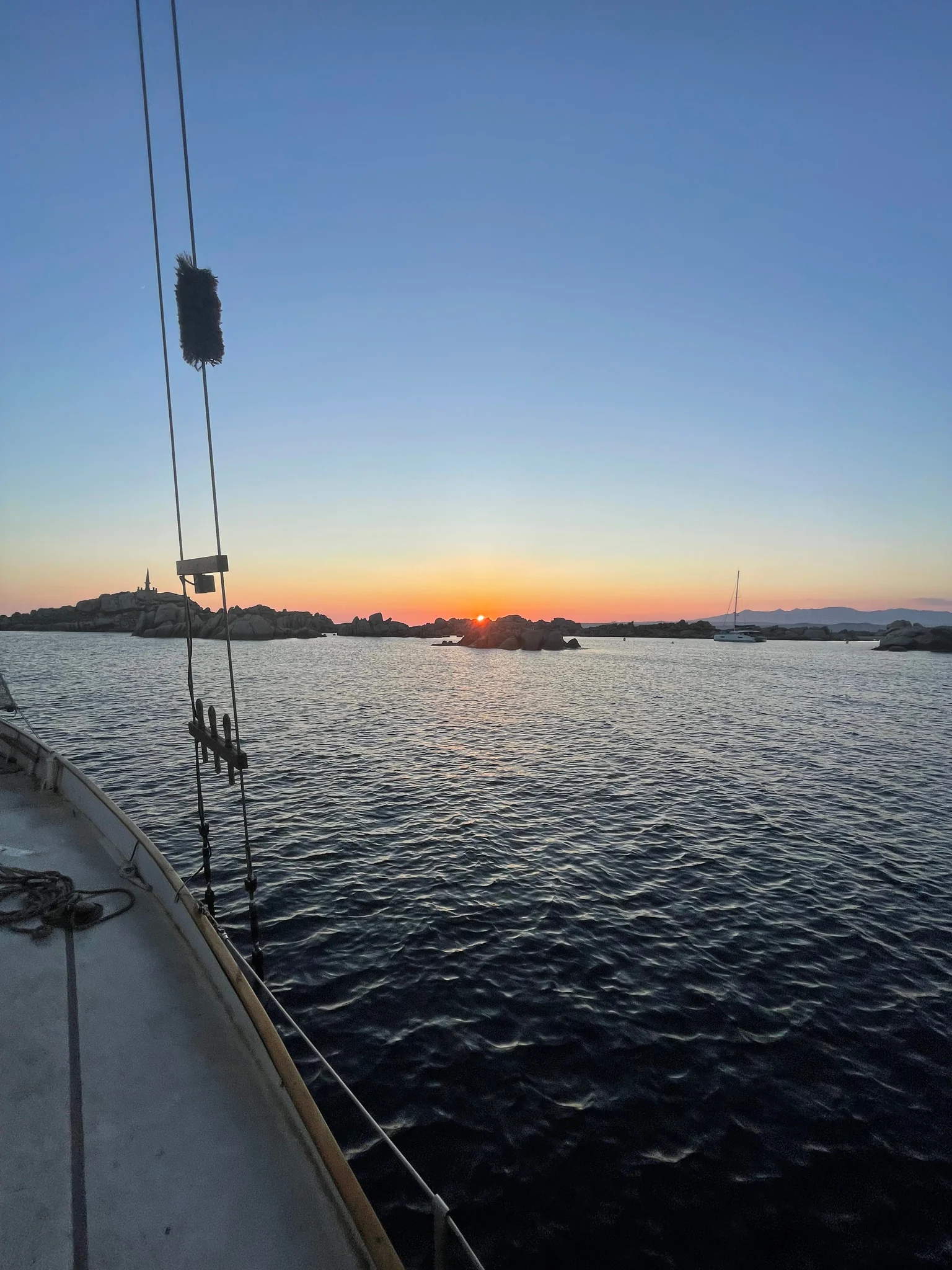 Coucher de soleil photographié depuis le pont de Grande Zot au mouillage