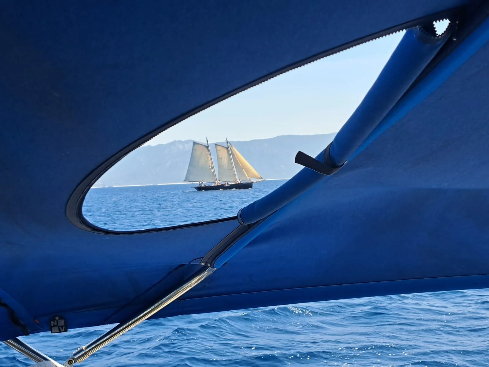 Grande Zot vue en mer à travers l’ouverture du taud d’un autre bateau